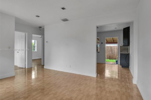 Commercial property in Hallandale Beach, Florida 147.99 sq.m. № 2382385 - photo 10