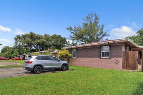 Commercial property in Hallandale Beach, Florida 147.99 sq.m. № 2382385 - photo 7