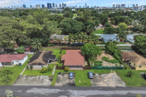 Commercial property in Hallandale Beach, Florida 147.99 sq.m. № 2382385 - photo 3