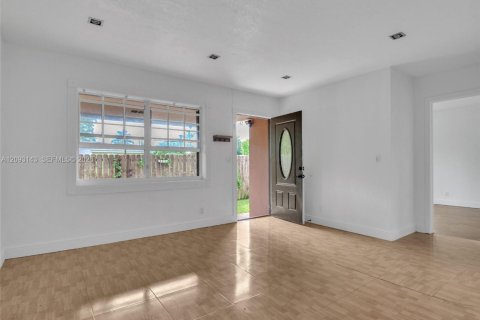 Commercial property in Hallandale Beach, Florida 147.99 sq.m. № 2382385 - photo 11