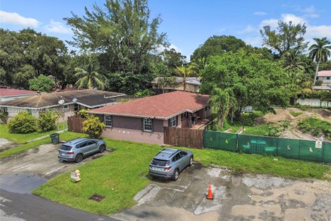 Commercial property in Hallandale Beach, Florida 147.99 sq.m. № 2382385 - photo 5