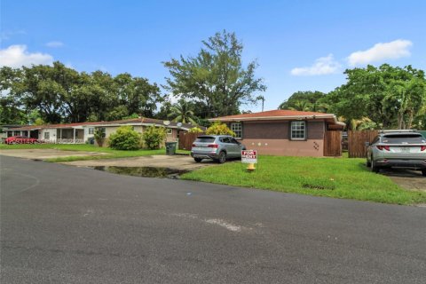 Commercial property in Hallandale Beach, Florida 147.99 sq.m. № 2382385 - photo 6