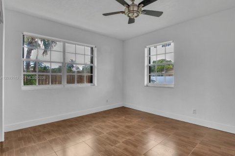 Commercial property in Hallandale Beach, Florida 147.99 sq.m. № 2382385 - photo 15