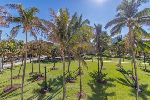 Condo in Miami Beach, Florida, 1 bedroom  № 2026621 - photo 8