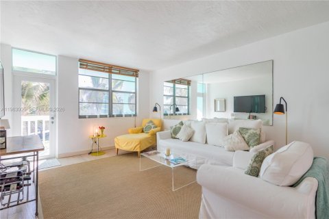 Condo in Miami Beach, Florida, 1 bedroom  № 2026621 - photo 16