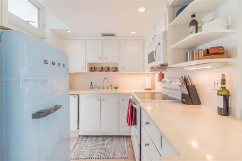 Condo in Miami Beach, Florida, 1 bedroom  № 2026621 - photo 10