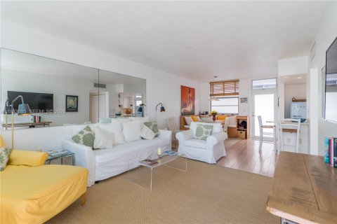 Condo in Miami Beach, Florida, 1 bedroom  № 2026621 - photo 9