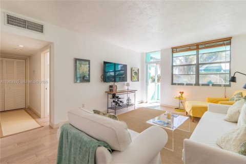 Condo in Miami Beach, Florida, 1 bedroom  № 2026621 - photo 2