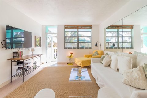 Condo in Miami Beach, Florida, 1 bedroom  № 2026621 - photo 5