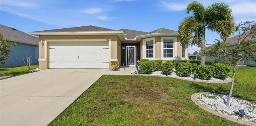 House in Punta Gorda, Florida 3 bedrooms, 163.32 sq.m. № 2205541