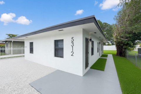 Immobilier commercial à Miami, Floride 92.9 m2 № 2262943
