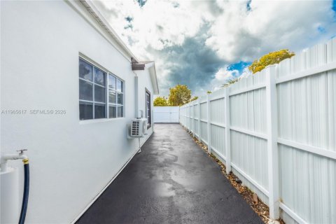Villa ou maison à louer à Hialeah, Floride: 4 chambres, 179.02 m2 № 2027967 - photo 10