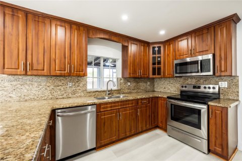 Villa ou maison à louer à Hialeah, Floride: 4 chambres, 179.02 m2 № 2027967 - photo 15