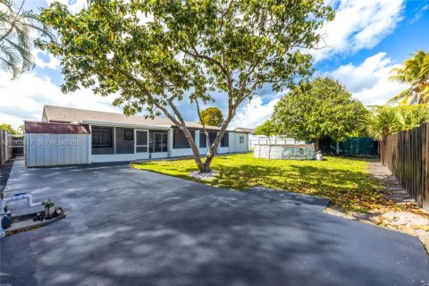 Villa ou maison à louer à Hialeah, Floride: 4 chambres, 179.02 m2 № 2027967 - photo 7