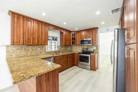 Villa ou maison à louer à Hialeah, Floride: 4 chambres, 179.02 m2 № 2027967 - photo 14