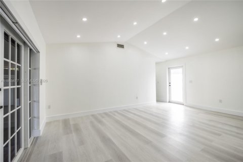Villa ou maison à louer à Hialeah, Floride: 4 chambres, 179.02 m2 № 2027967 - photo 13