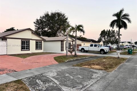 Villa ou maison à louer à Hialeah, Floride: 4 chambres, 179.02 m2 № 2027967 - photo 4