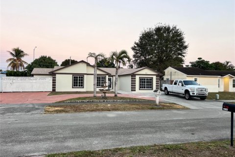 Villa ou maison à Hialeah, Floride 4 chambres, 179.02 m2 № 2027967