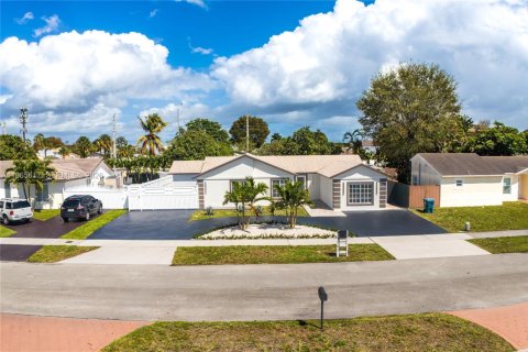 Villa ou maison à louer à Hialeah, Floride: 4 chambres, 179.02 m2 № 2027967 - photo 5