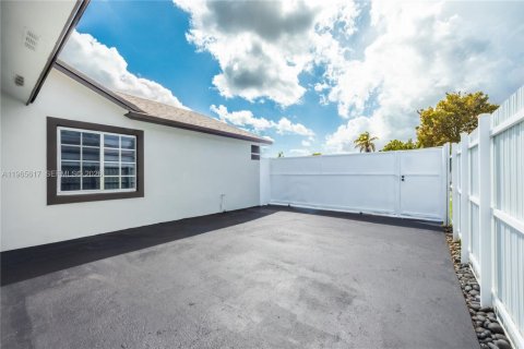 Villa ou maison à louer à Hialeah, Floride: 4 chambres, 179.02 m2 № 2027967 - photo 9