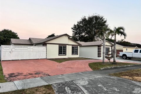 Villa ou maison à louer à Hialeah, Floride: 4 chambres, 179.02 m2 № 2027967 - photo 2