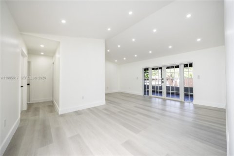 Villa ou maison à louer à Hialeah, Floride: 4 chambres, 179.02 m2 № 2027967 - photo 11