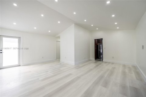 Villa ou maison à louer à Hialeah, Floride: 4 chambres, 179.02 m2 № 2027967 - photo 12