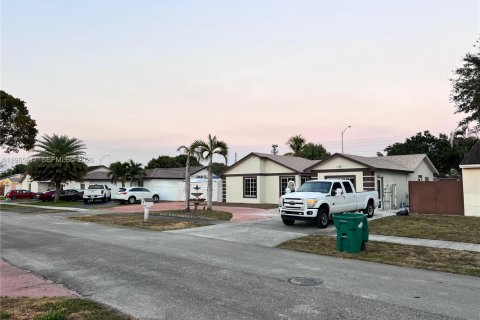 Villa ou maison à louer à Hialeah, Floride: 4 chambres, 179.02 m2 № 2027967 - photo 3