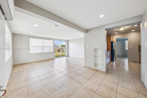 House in West Park, Florida 3 bedrooms, 117.8 sq.m. № 1683903 - photo 18