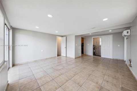 House in West Park, Florida 3 bedrooms, 117.8 sq.m. № 1683903 - photo 20