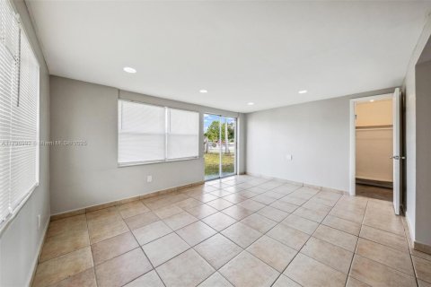 House in West Park, Florida 3 bedrooms, 117.8 sq.m. № 1683903 - photo 19