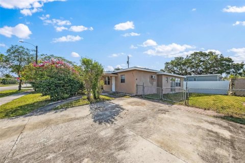 House in West Park, Florida 3 bedrooms, 117.8 sq.m. № 1683903 - photo 4
