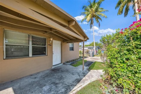 House in West Park, Florida 3 bedrooms, 117.8 sq.m. № 1683903 - photo 2