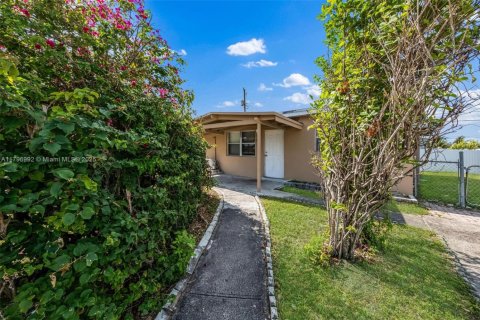 House in West Park, Florida 3 bedrooms, 117.8 sq.m. № 1683903 - photo 3