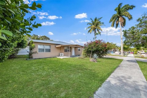 House in West Park, Florida 3 bedrooms, 117.8 sq.m. № 1683903 - photo 1