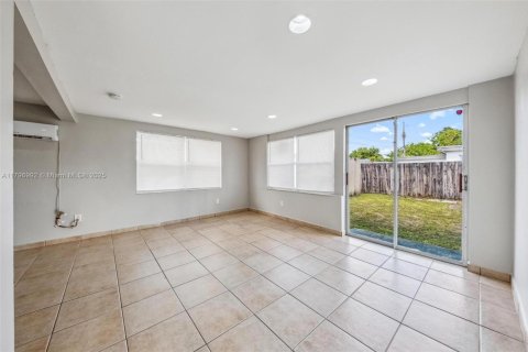 House in West Park, Florida 3 bedrooms, 117.8 sq.m. № 1683903 - photo 22