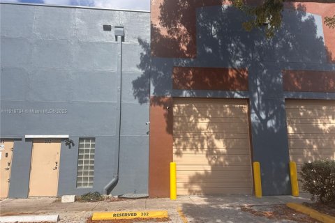 Купить коммерческую недвижимость в Майами-Гарденс, Флорида № 1972787 - фото 1