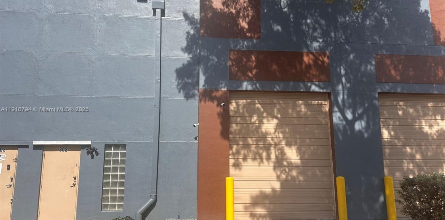 Коммерческая недвижимость в Майами-Гарденс, Флорида № 1972787