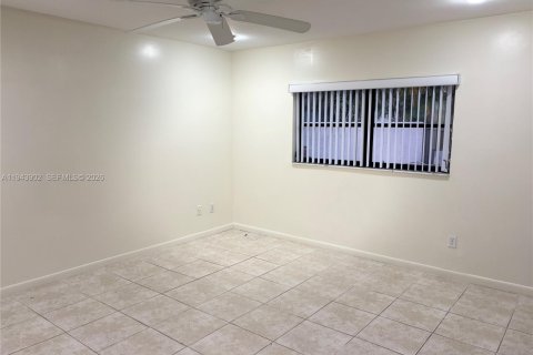 Снять в аренду таунхаус в Майами, Флорида 3 спальни, 169.55м2, № 2078144 - фото 11