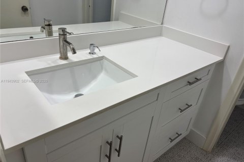 Снять в аренду таунхаус в Майами, Флорида 3 спальни, 169.55м2, № 2078144 - фото 10