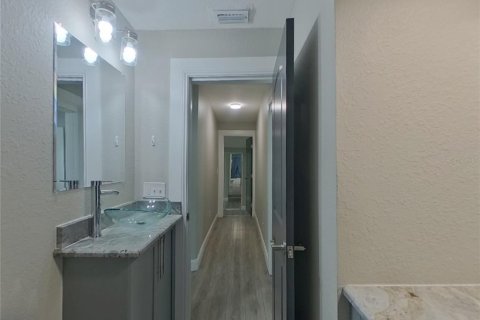 House in Saint Petersburg, Florida 4 bedrooms, 147.44 sq.m. № 1910995 - photo 14