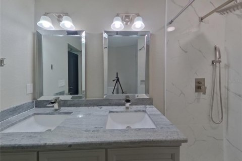 House in Saint Petersburg, Florida 4 bedrooms, 147.44 sq.m. № 1910995 - photo 7
