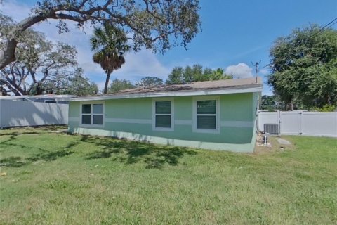House in Saint Petersburg, Florida 4 bedrooms, 147.44 sq.m. № 1910995 - photo 16