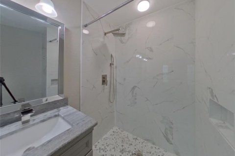 House in Saint Petersburg, Florida 4 bedrooms, 147.44 sq.m. № 1910995 - photo 8