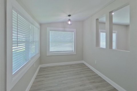 House in Saint Petersburg, Florida 4 bedrooms, 147.44 sq.m. № 1910995 - photo 3