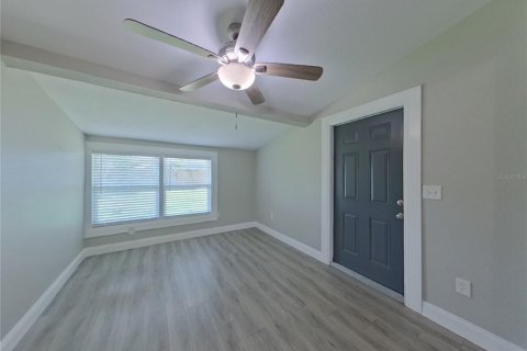 House in Saint Petersburg, Florida 4 bedrooms, 147.44 sq.m. № 1910995 - photo 12