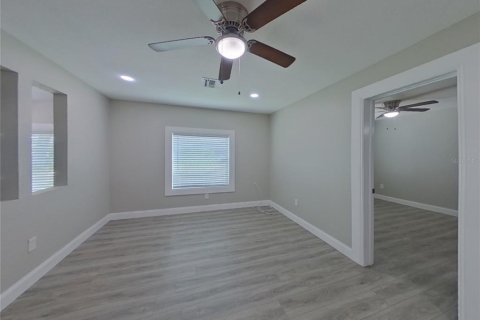House in Saint Petersburg, Florida 4 bedrooms, 147.44 sq.m. № 1910995 - photo 2