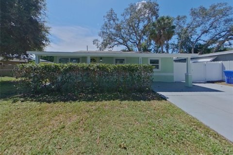 House in Saint Petersburg, Florida 4 bedrooms, 147.44 sq.m. № 1910995 - photo 1