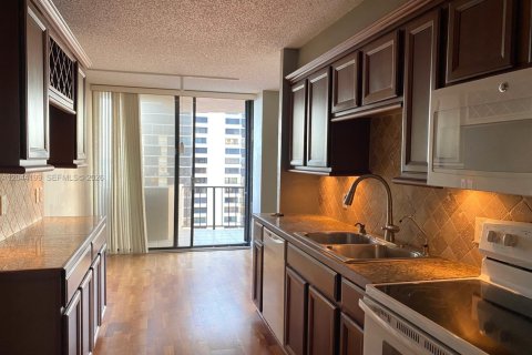 Condo in Riviera Beach, Florida, 2 bedrooms № 2242911 - photo 6