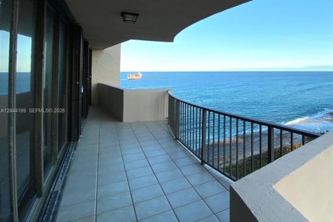 Condo in Riviera Beach, Florida, 2 bedrooms № 2242911 - photo 4